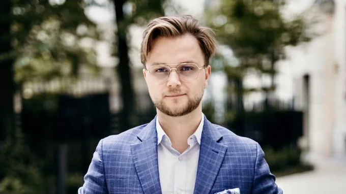 Portret rozmówcy z publikacji Home & Market o Wyspie Solnej